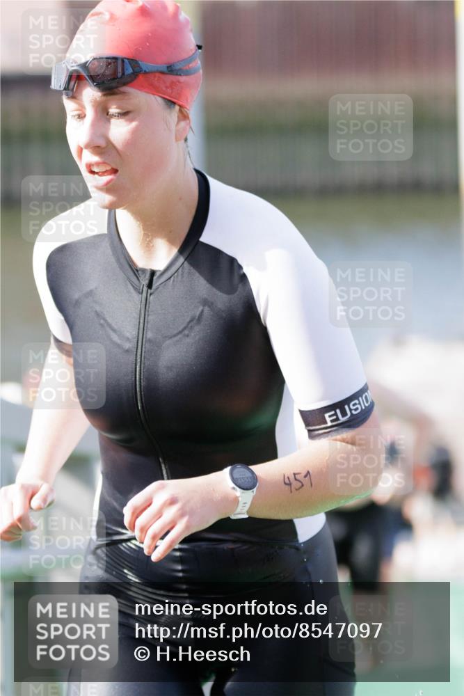 10.08.2025 - GEWOBA Citytriathlon Bremen H.Heesch http://msf.ph/oto/8547097 10.08.2025 10:20:08 Schwimmen 371, 390, 445, 451, 479 meine-sportfotos.de