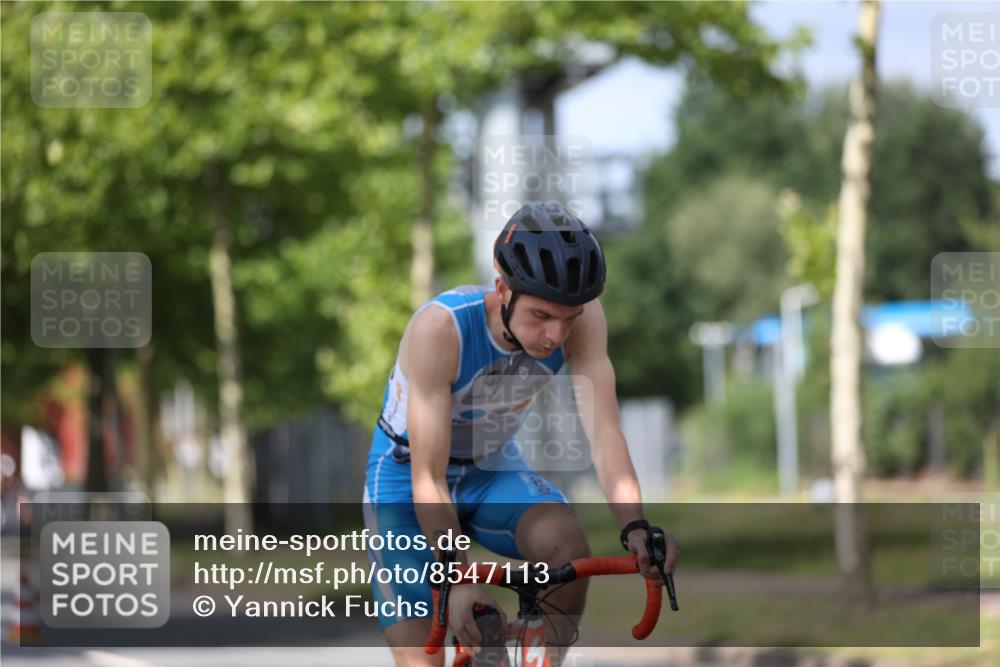 10.08.2025 - GEWOBA Citytriathlon Bremen Yannick Fuchs http://msf.ph/oto/8547113 10.08.2025 12:09:28 Radfahren 611, 633, 674, 814, 837, 880, 890, 896 meine-sportfotos.de