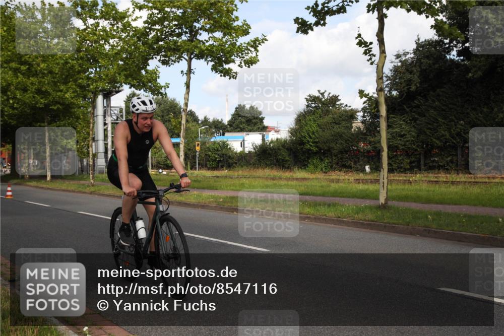 10.08.2025 - GEWOBA Citytriathlon Bremen Yannick Fuchs http://msf.ph/oto/8547116 10.08.2025 10:51:04 Radfahren 181, 370, 371, 377, 421, 473, 508 meine-sportfotos.de