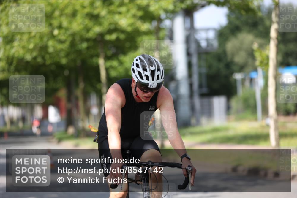 10.08.2025 - GEWOBA Citytriathlon Bremen Yannick Fuchs http://msf.ph/oto/8547142 10.08.2025 12:09:35 Radfahren 611, 633, 674, 697, 703, 814, 880 meine-sportfotos.de