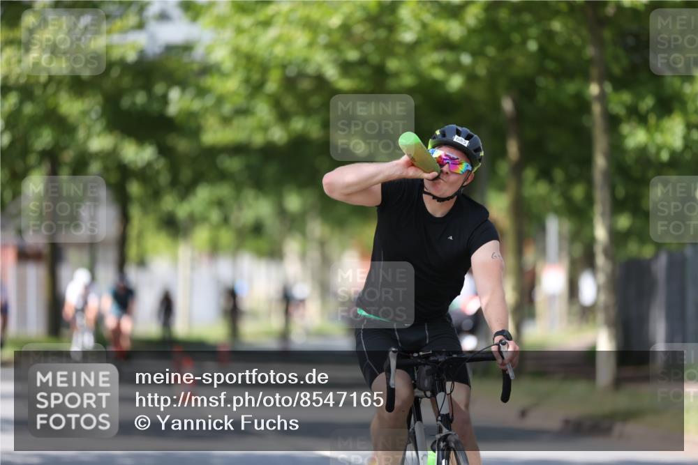 10.08.2025 - GEWOBA Citytriathlon Bremen Yannick Fuchs http://msf.ph/oto/8547165 10.08.2025 13:04:00 Radfahren 574, 576, 605, 625, 676, 685, 697, 753, 760, 786, 908, 946, 963, 965, 1007 meine-sportfotos.de