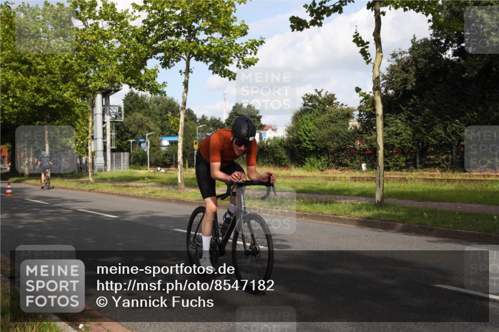 10.08.2025 - GEWOBA Citytriathlon Bremen Yannick Fuchs http://msf.ph/oto/8547182 10.08.2025 10:51:57 Radfahren 71, 121, 241, 384, 476 meine-sportfotos.de