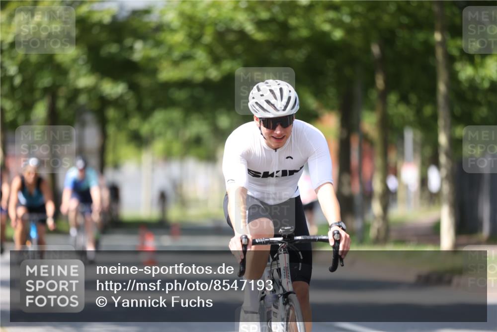 10.08.2025 - GEWOBA Citytriathlon Bremen Yannick Fuchs http://msf.ph/oto/8547193 10.08.2025 13:04:06 Radfahren 574, 576, 605, 625, 640, 676, 685, 697, 760, 769, 786, 946, 960, 963, 965, 1013, 1036 meine-sportfotos.de