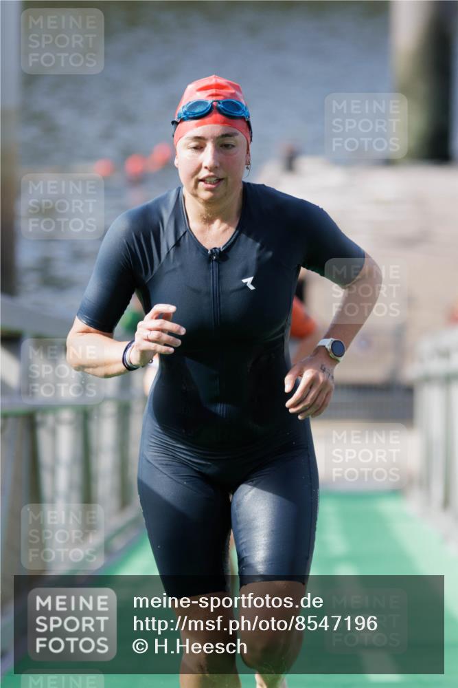 10.08.2025 - GEWOBA Citytriathlon Bremen H.Heesch http://msf.ph/oto/8547196 10.08.2025 10:20:12 Schwimmen 371, 445, 451, 479 meine-sportfotos.de