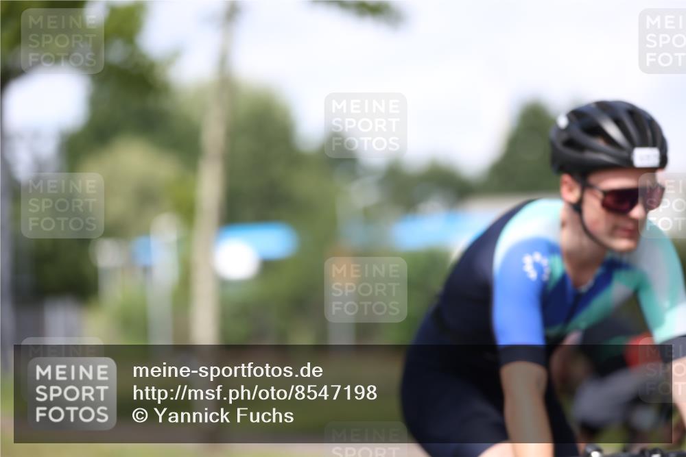 10.08.2025 - GEWOBA Citytriathlon Bremen Yannick Fuchs http://msf.ph/oto/8547198 10.08.2025 12:09:48 Radfahren 586, 628, 688, 697, 703, 732, 830, 849 meine-sportfotos.de