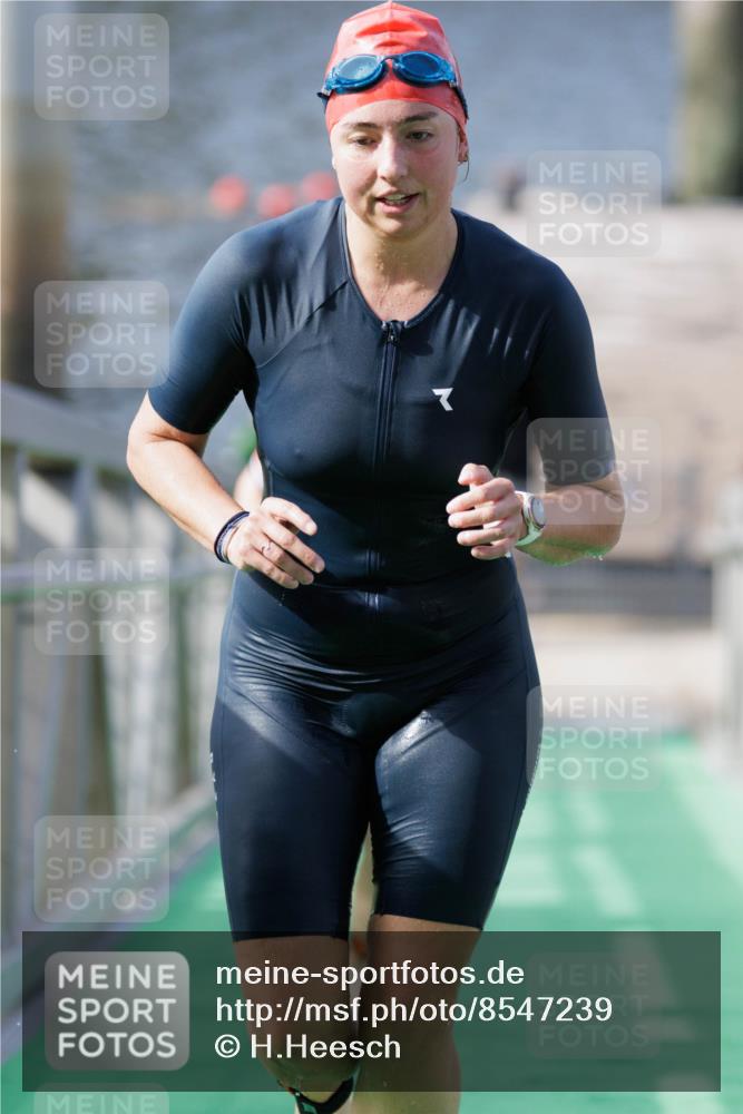 10.08.2025 - GEWOBA Citytriathlon Bremen H.Heesch http://msf.ph/oto/8547239 10.08.2025 10:20:12 Schwimmen 371, 445, 451, 479 meine-sportfotos.de