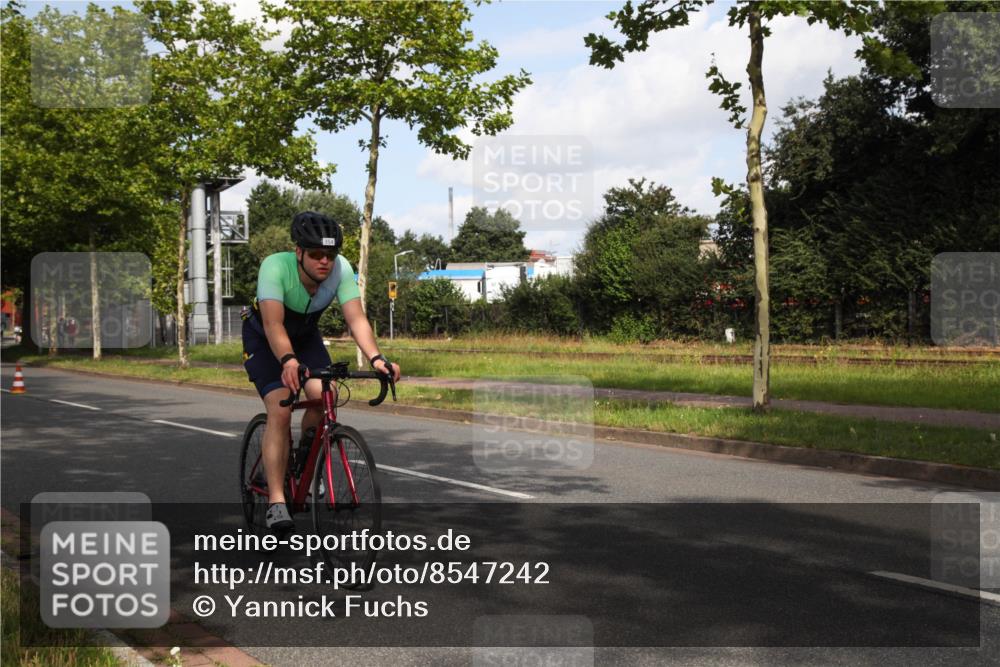 10.08.2025 - GEWOBA Citytriathlon Bremen Yannick Fuchs http://msf.ph/oto/8547242 10.08.2025 10:52:34 Radfahren 21, 43, 349, 354, 355, 491, 504 meine-sportfotos.de