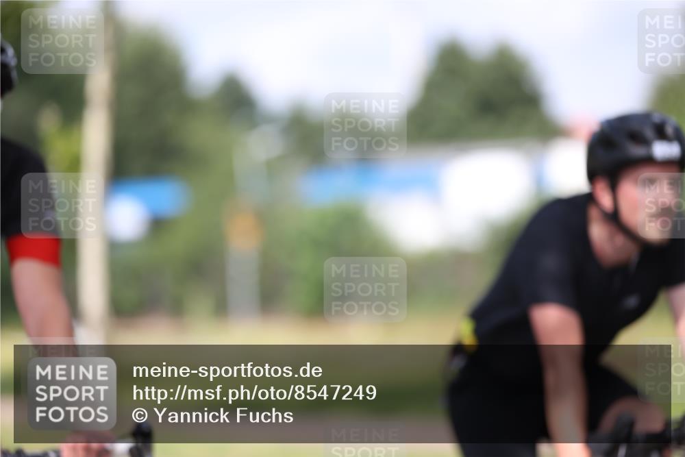 10.08.2025 - GEWOBA Citytriathlon Bremen Yannick Fuchs http://msf.ph/oto/8547249 10.08.2025 12:09:55 Radfahren 586, 607, 628, 688, 697, 732, 830, 849 meine-sportfotos.de