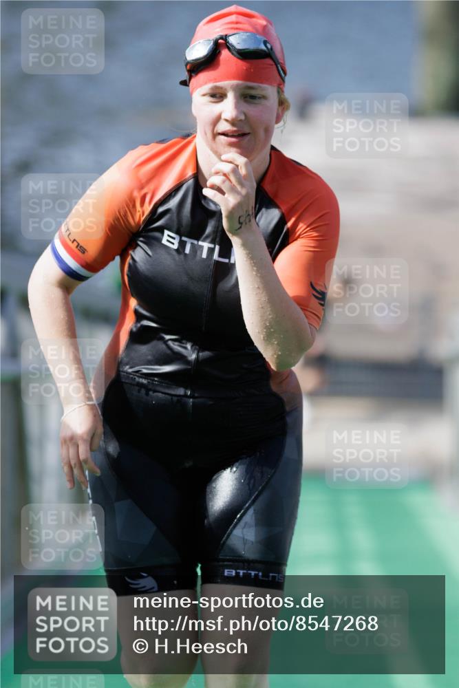 10.08.2025 - GEWOBA Citytriathlon Bremen H.Heesch http://msf.ph/oto/8547268 10.08.2025 10:20:14 Schwimmen 371, 445, 479 meine-sportfotos.de