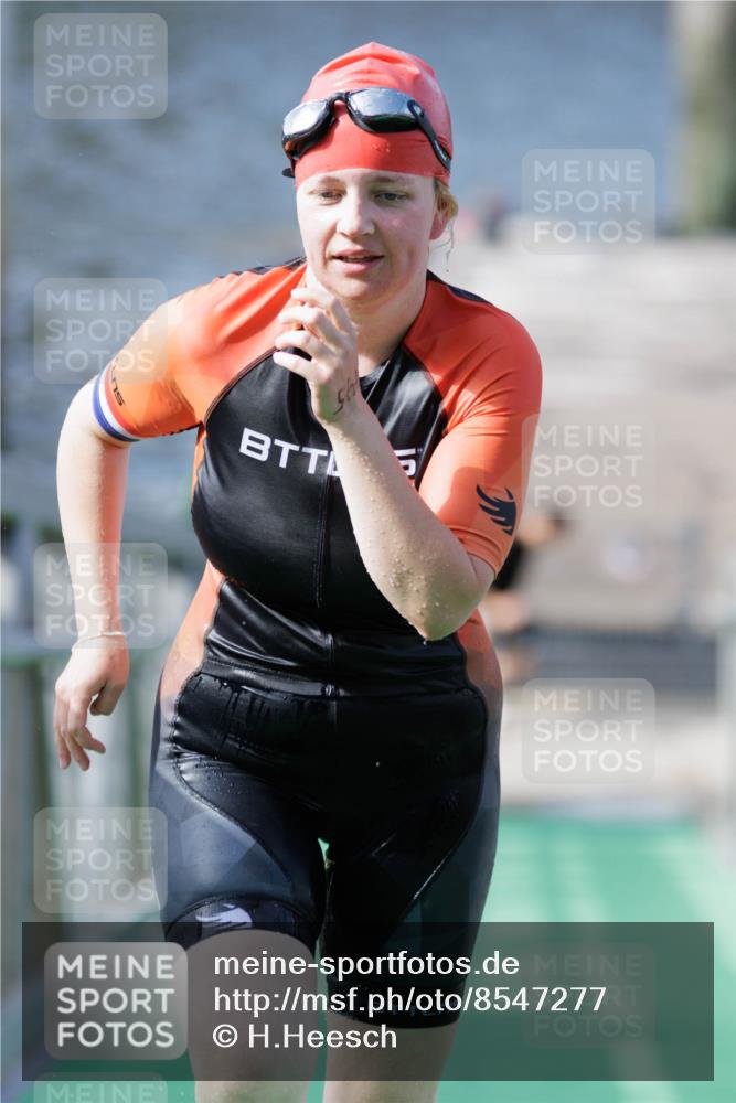 10.08.2025 - GEWOBA Citytriathlon Bremen H.Heesch http://msf.ph/oto/8547277 10.08.2025 10:20:14 Schwimmen 371, 445, 479 meine-sportfotos.de