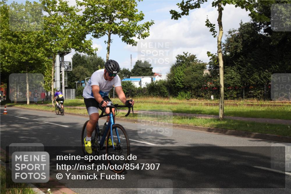 10.08.2025 - GEWOBA Citytriathlon Bremen Yannick Fuchs http://msf.ph/oto/8547307 10.08.2025 10:53:17 Radfahren 29, 225, 350, 358, 379, 380, 382, 404, 448, 502 meine-sportfotos.de