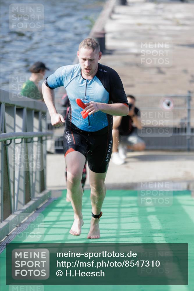 10.08.2025 - GEWOBA Citytriathlon Bremen H.Heesch http://msf.ph/oto/8547310 10.08.2025 10:20:17 Schwimmen 363, 371, 445, 479, 504 meine-sportfotos.de