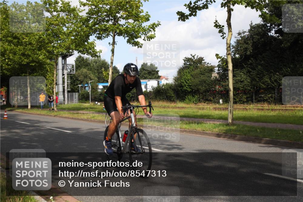 10.08.2025 - GEWOBA Citytriathlon Bremen Yannick Fuchs http://msf.ph/oto/8547313 10.08.2025 10:53:23 Radfahren 29, 225, 350, 379, 380, 382, 404, 502 meine-sportfotos.de