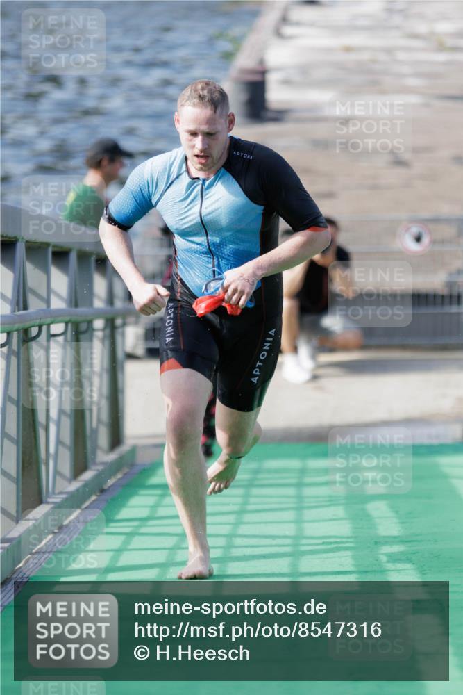 10.08.2025 - GEWOBA Citytriathlon Bremen H.Heesch http://msf.ph/oto/8547316 10.08.2025 10:20:17 Schwimmen 363, 371, 445, 479, 504 meine-sportfotos.de
