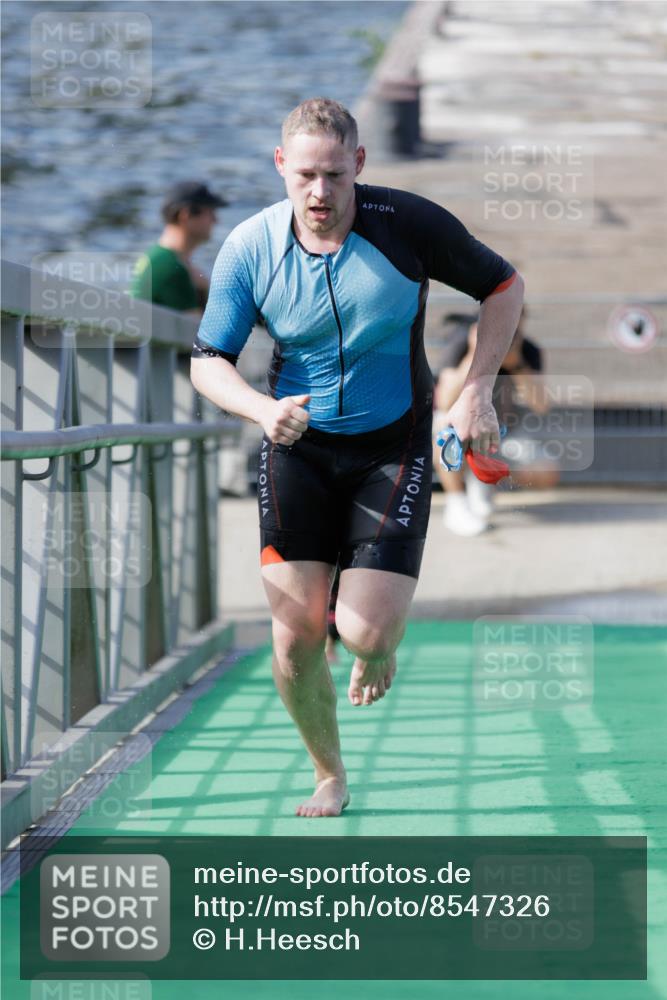 10.08.2025 - GEWOBA Citytriathlon Bremen H.Heesch http://msf.ph/oto/8547326 10.08.2025 10:20:17 Schwimmen 363, 371, 445, 479, 504 meine-sportfotos.de