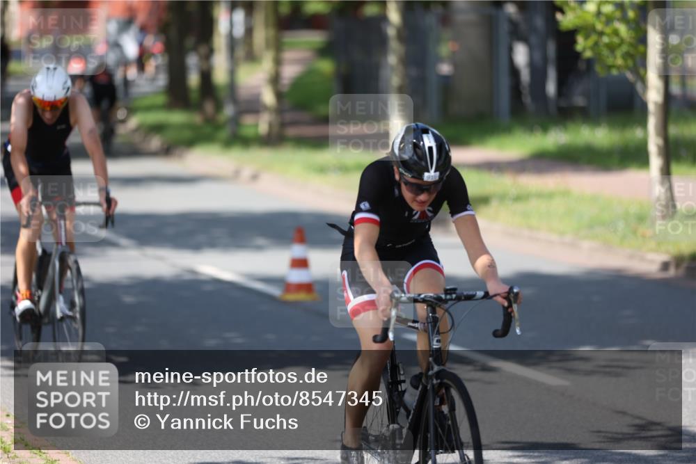 10.08.2025 - GEWOBA Citytriathlon Bremen Yannick Fuchs http://msf.ph/oto/8547345 10.08.2025 13:05:12 Radfahren 587, 590, 622, 641, 645, 745, 884, 916, 928, 958, 1010 meine-sportfotos.de