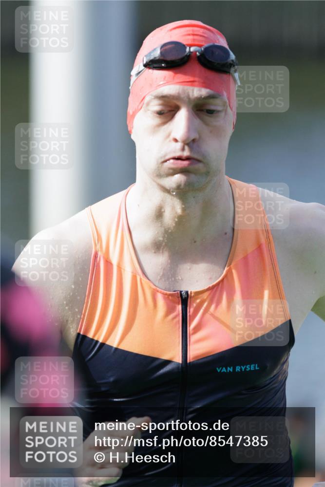 10.08.2025 - GEWOBA Citytriathlon Bremen H.Heesch http://msf.ph/oto/8547385 10.08.2025 10:20:31 Schwimmen 363, 389, 396, 406, 456, 473, 504 meine-sportfotos.de