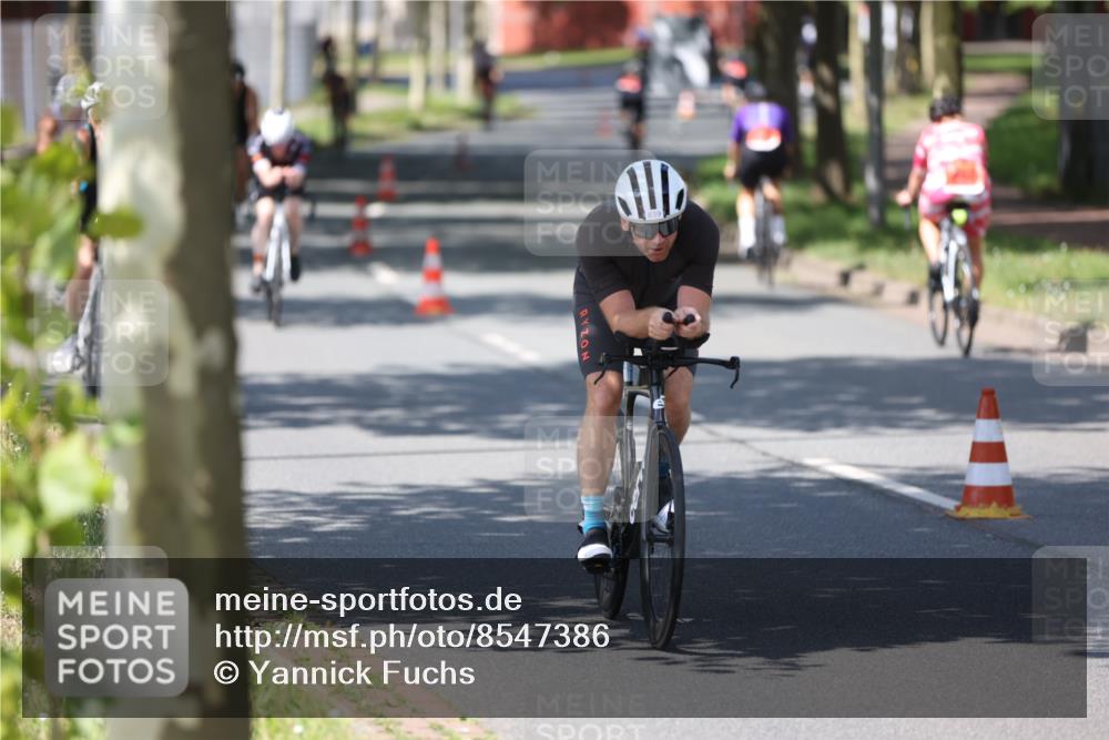 10.08.2025 - GEWOBA Citytriathlon Bremen Yannick Fuchs http://msf.ph/oto/8547386 10.08.2025 13:05:16 Radfahren 587, 622, 641, 645, 659, 884, 916, 928, 943, 958, 1010 meine-sportfotos.de