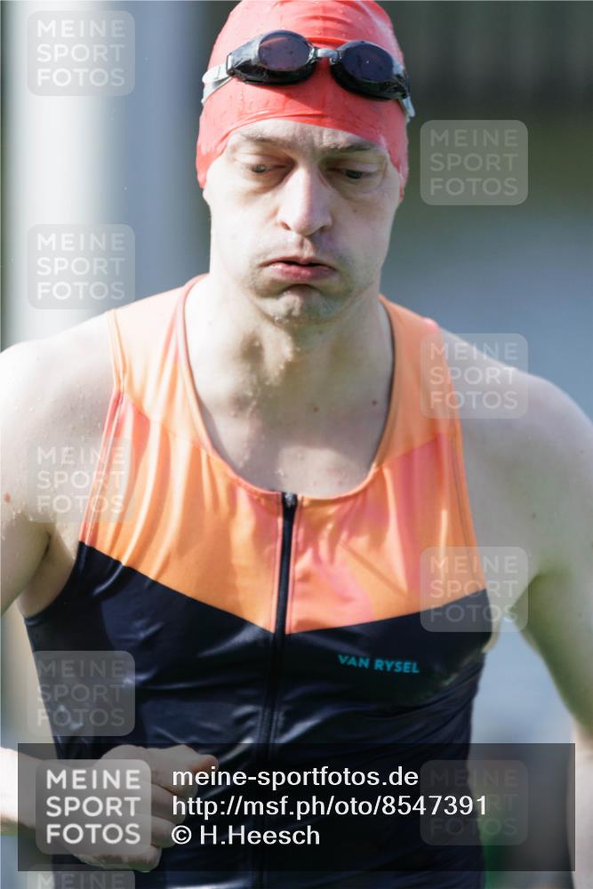 10.08.2025 - GEWOBA Citytriathlon Bremen H.Heesch http://msf.ph/oto/8547391 10.08.2025 10:20:31 Schwimmen 363, 389, 396, 406, 456, 473, 504 meine-sportfotos.de