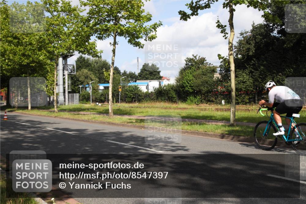 10.08.2025 - GEWOBA Citytriathlon Bremen Yannick Fuchs http://msf.ph/oto/8547397 10.08.2025 10:54:23 Radfahren 75, 123, 153, 356, 427, 461, 492, 500 meine-sportfotos.de