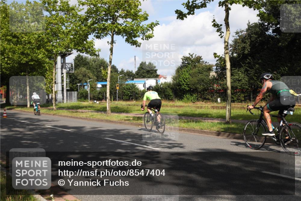 10.08.2025 - GEWOBA Citytriathlon Bremen Yannick Fuchs http://msf.ph/oto/8547404 10.08.2025 10:54:26 Radfahren 75, 123, 153, 356, 427, 492, 500 meine-sportfotos.de