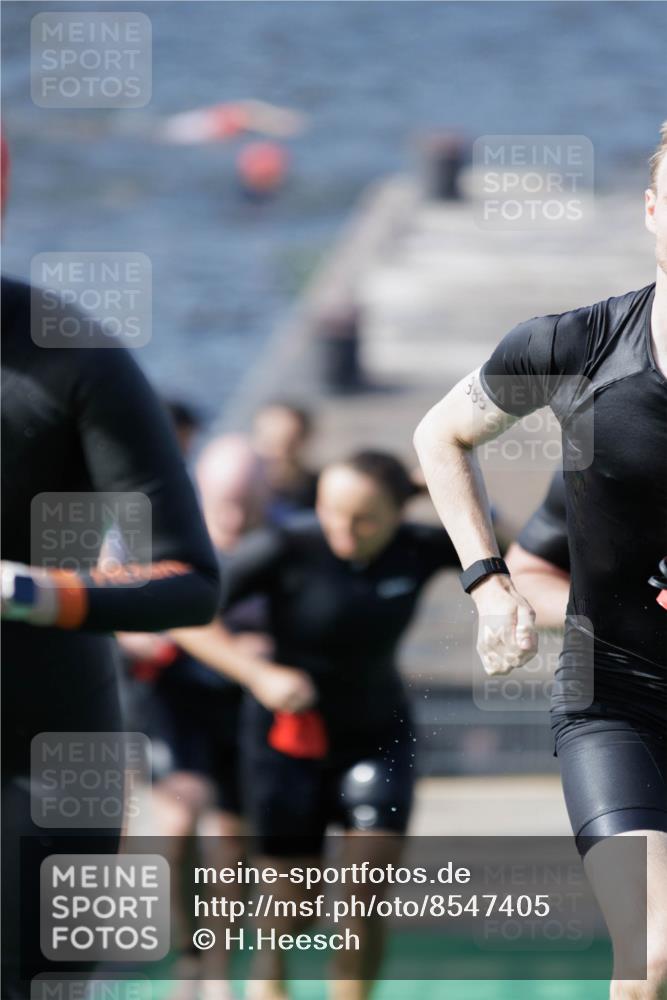 10.08.2025 - GEWOBA Citytriathlon Bremen H.Heesch http://msf.ph/oto/8547405 10.08.2025 10:20:32 Schwimmen 389, 394, 396, 406, 456, 473, 504 meine-sportfotos.de