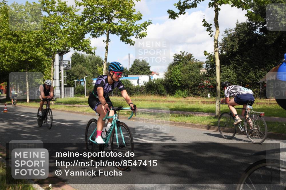 10.08.2025 - GEWOBA Citytriathlon Bremen Yannick Fuchs http://msf.ph/oto/8547415 10.08.2025 10:54:29 Radfahren 75, 123, 153, 356, 427, 492, 500 meine-sportfotos.de