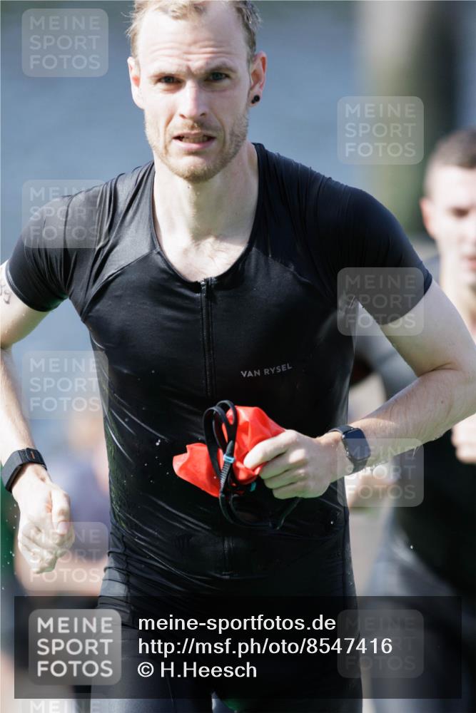 10.08.2025 - GEWOBA Citytriathlon Bremen H.Heesch http://msf.ph/oto/8547416 10.08.2025 10:20:35 Schwimmen 389, 394, 396, 406, 456, 473 meine-sportfotos.de