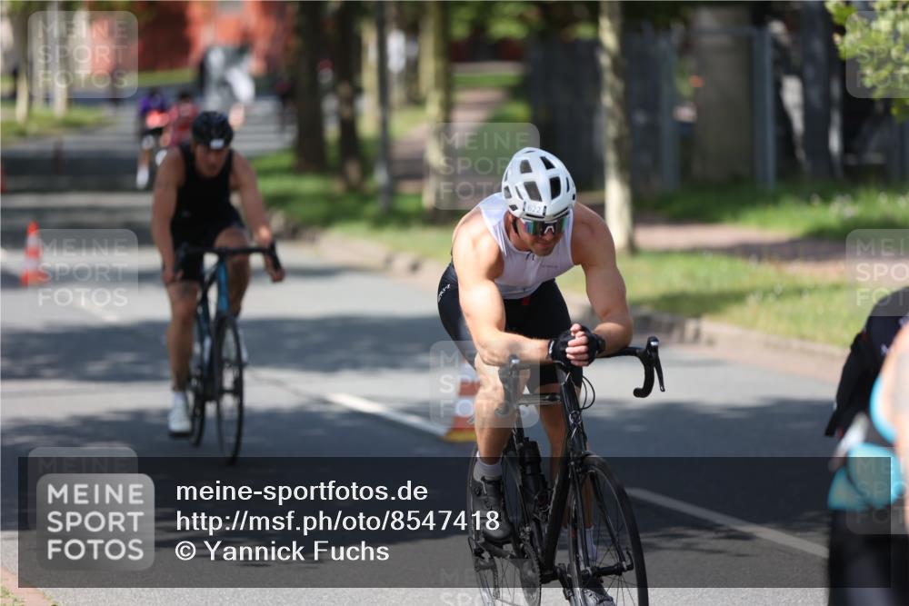 10.08.2025 - GEWOBA Citytriathlon Bremen Yannick Fuchs http://msf.ph/oto/8547418 10.08.2025 13:05:19 Radfahren 587, 622, 641, 659, 884, 916, 928, 943, 958, 1010 meine-sportfotos.de