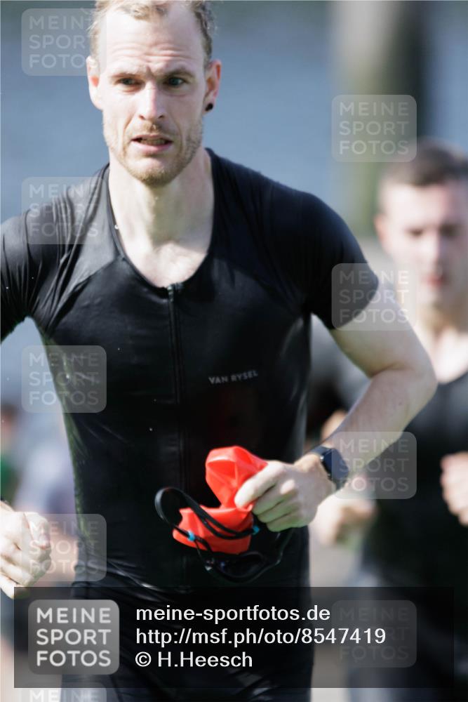 10.08.2025 - GEWOBA Citytriathlon Bremen H.Heesch http://msf.ph/oto/8547419 10.08.2025 10:20:35 Schwimmen 389, 394, 396, 406, 456, 473 meine-sportfotos.de