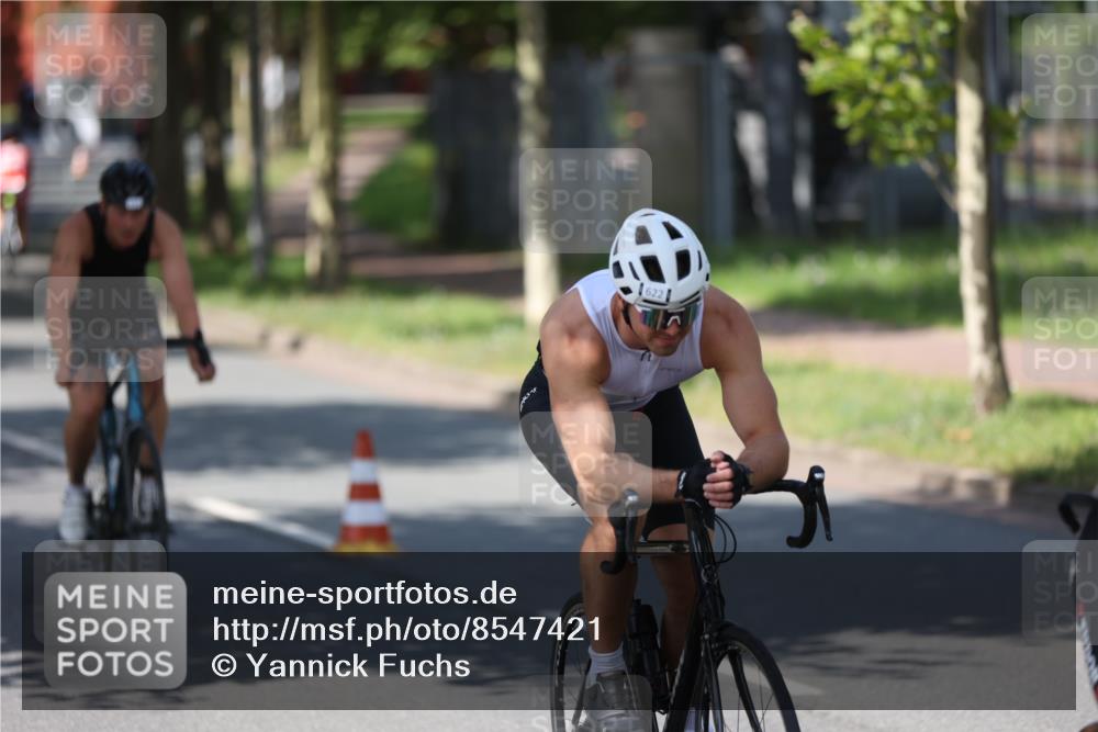 10.08.2025 - GEWOBA Citytriathlon Bremen Yannick Fuchs http://msf.ph/oto/8547421 10.08.2025 13:05:19 Radfahren 587, 622, 641, 659, 884, 916, 928, 943, 958, 1010 meine-sportfotos.de