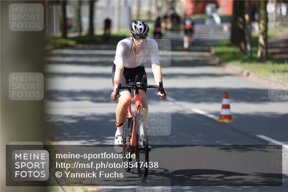 10.08.2025 - GEWOBA Citytriathlon Bremen Yannick Fuchs http://msf.ph/oto/8547438 10.08.2025 13:05:27 Radfahren 587, 615, 622, 627, 641, 659, 809, 876, 897, 928, 943, 958 meine-sportfotos.de