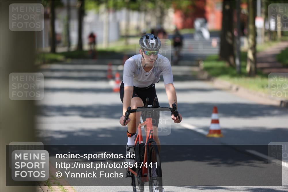 10.08.2025 - GEWOBA Citytriathlon Bremen Yannick Fuchs http://msf.ph/oto/8547441 10.08.2025 13:05:27 Radfahren 587, 615, 622, 627, 641, 659, 809, 876, 897, 928, 943, 958 meine-sportfotos.de