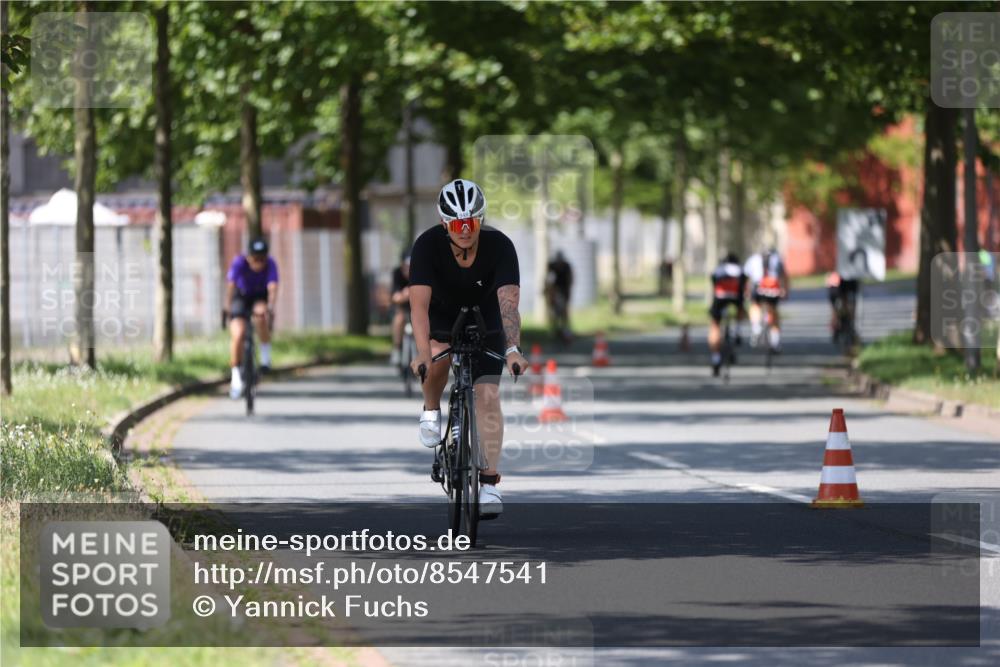 10.08.2025 - GEWOBA Citytriathlon Bremen Yannick Fuchs http://msf.ph/oto/8547541 10.08.2025 13:06:05 Radfahren 573, 630, 682, 741, 767, 793, 918, 948, 962, 981 meine-sportfotos.de