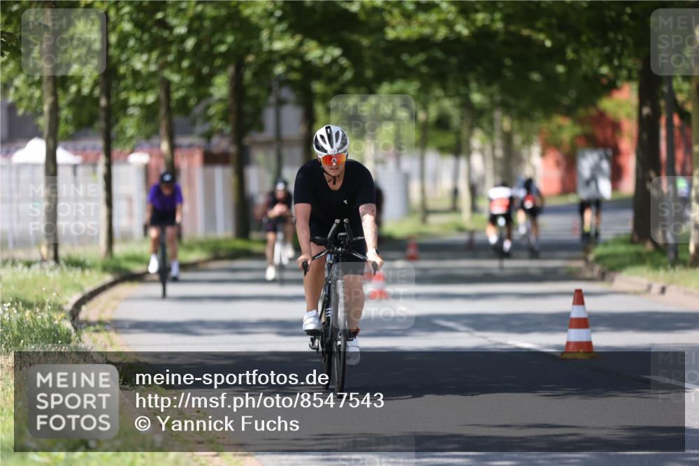 10.08.2025 - GEWOBA Citytriathlon Bremen Yannick Fuchs http://msf.ph/oto/8547543 10.08.2025 13:06:05 Radfahren 573, 630, 682, 741, 767, 793, 918, 948, 962, 981 meine-sportfotos.de