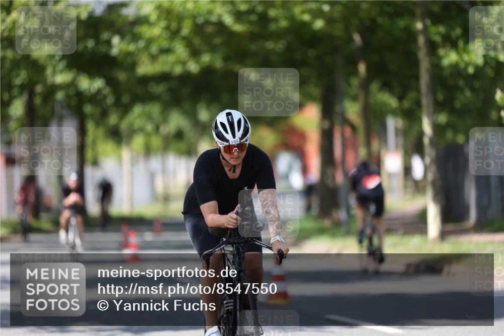10.08.2025 - GEWOBA Citytriathlon Bremen Yannick Fuchs http://msf.ph/oto/8547550 10.08.2025 13:06:06 Radfahren 573, 630, 682, 741, 767, 793, 918, 948, 962, 981 meine-sportfotos.de