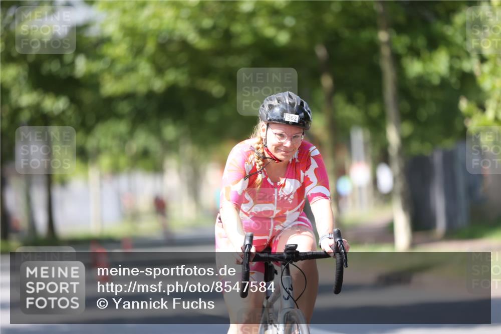 10.08.2025 - GEWOBA Citytriathlon Bremen Yannick Fuchs http://msf.ph/oto/8547584 10.08.2025 13:06:12 Radfahren 682, 741, 918, 948, 962, 1026 meine-sportfotos.de