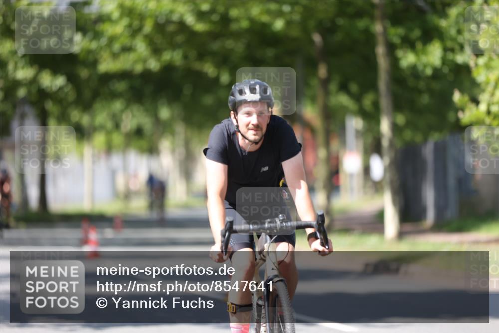 10.08.2025 - GEWOBA Citytriathlon Bremen Yannick Fuchs http://msf.ph/oto/8547641 10.08.2025 13:06:42 Radfahren 621, 638, 655, 679, 699, 732, 788, 867, 914, 927 meine-sportfotos.de