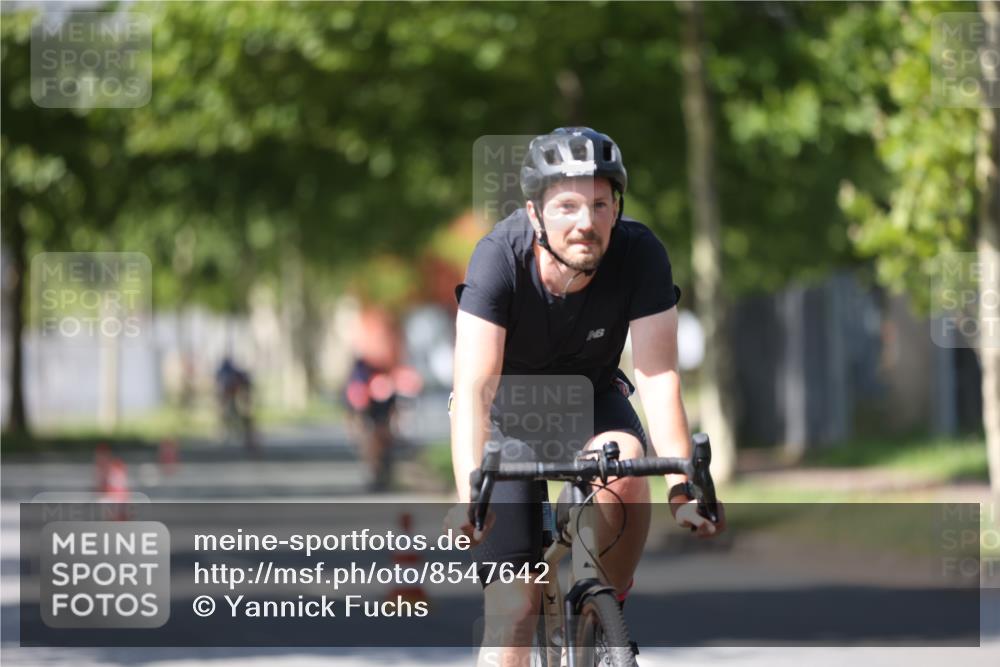 10.08.2025 - GEWOBA Citytriathlon Bremen Yannick Fuchs http://msf.ph/oto/8547642 10.08.2025 13:06:42 Radfahren 621, 638, 655, 679, 699, 732, 788, 867, 914, 927 meine-sportfotos.de