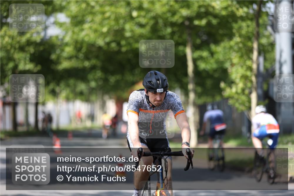 10.08.2025 - GEWOBA Citytriathlon Bremen Yannick Fuchs http://msf.ph/oto/8547652 10.08.2025 12:11:12 Radfahren 575, 669, 679, 687, 713, 800, 835 meine-sportfotos.de