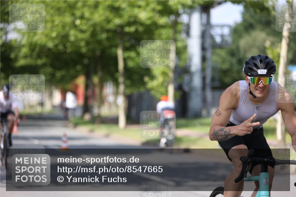 10.08.2025 - GEWOBA Citytriathlon Bremen Yannick Fuchs http://msf.ph/oto/8547665 10.08.2025 12:11:19 Radfahren 575, 645, 669, 679, 687, 713, 835, 894 meine-sportfotos.de