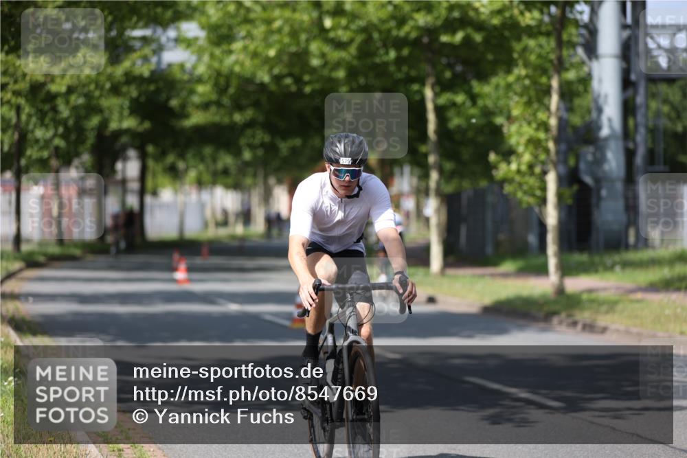 10.08.2025 - GEWOBA Citytriathlon Bremen Yannick Fuchs http://msf.ph/oto/8547669 10.08.2025 12:11:20 Radfahren 575, 645, 669, 679, 687, 713, 835, 894, 1038 meine-sportfotos.de