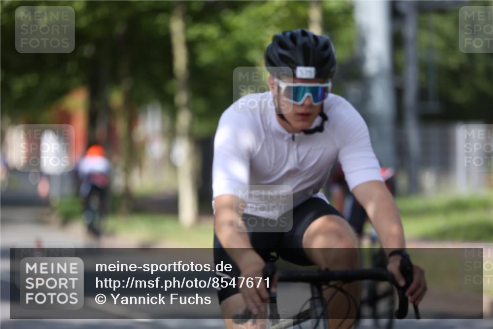 10.08.2025 - GEWOBA Citytriathlon Bremen Yannick Fuchs http://msf.ph/oto/8547671 10.08.2025 12:11:20 Radfahren 575, 645, 669, 679, 687, 713, 835, 894, 1038 meine-sportfotos.de