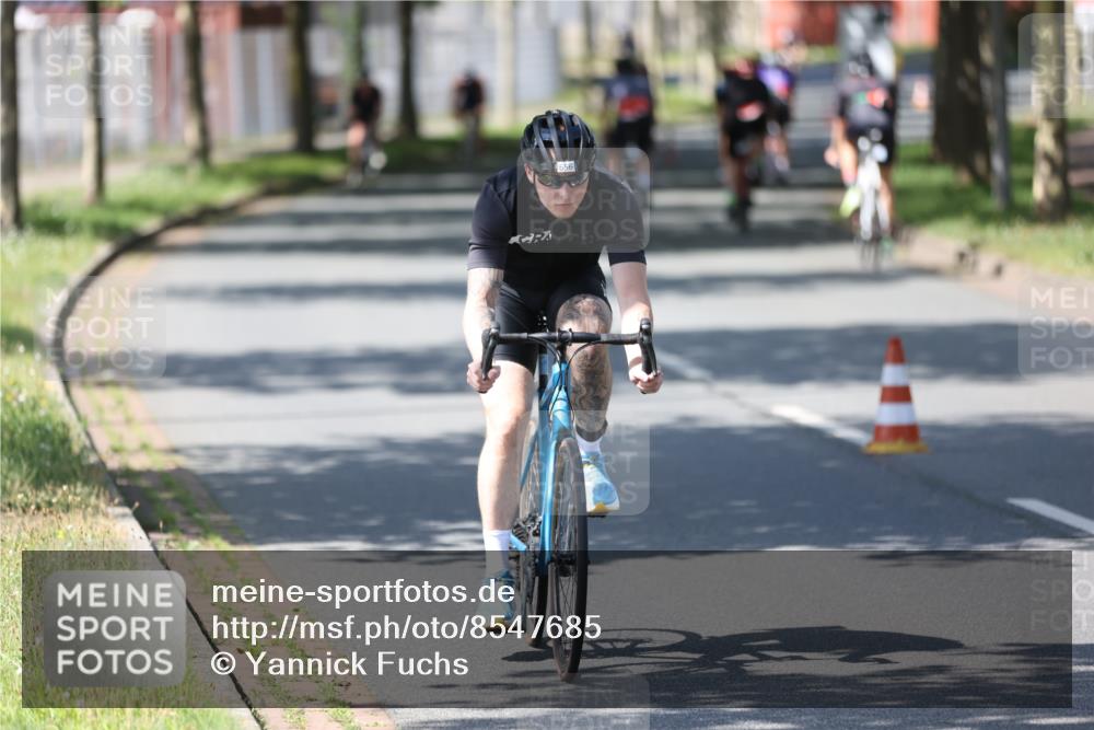 10.08.2025 - GEWOBA Citytriathlon Bremen Yannick Fuchs http://msf.ph/oto/8547685 10.08.2025 13:07:21 Radfahren 649, 656, 717, 724, 806, 820, 873, 888, 903, 950, 959 meine-sportfotos.de