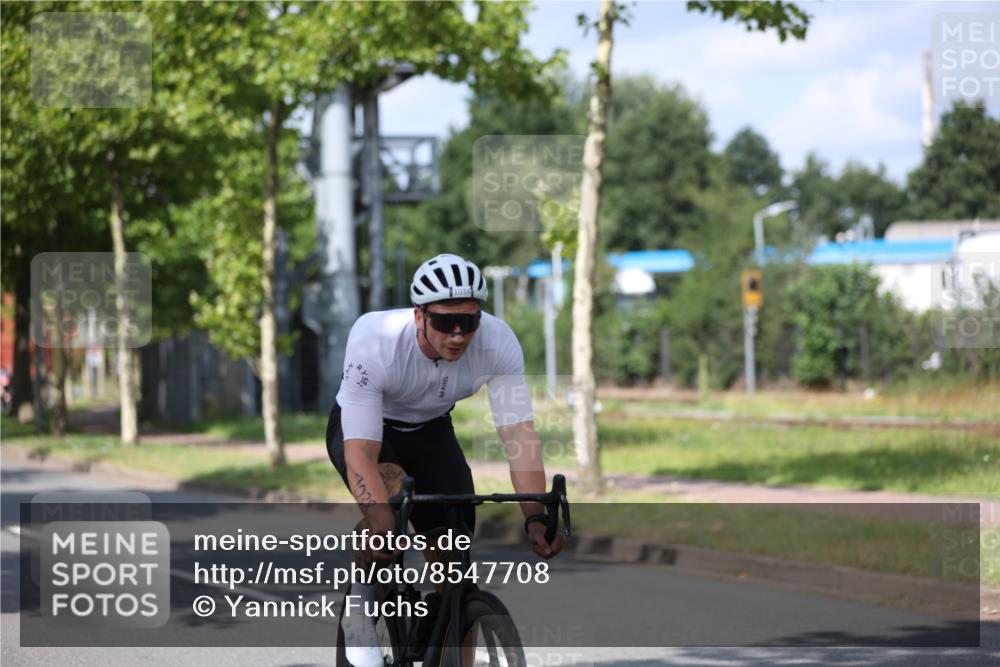 10.08.2025 - GEWOBA Citytriathlon Bremen Yannick Fuchs http://msf.ph/oto/8547708 10.08.2025 12:11:30 Radfahren 575, 578, 583, 645, 713, 894, 1038 meine-sportfotos.de