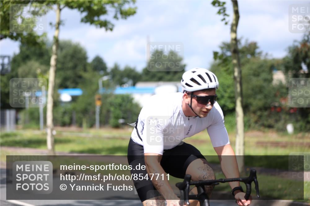 10.08.2025 - GEWOBA Citytriathlon Bremen Yannick Fuchs http://msf.ph/oto/8547711 10.08.2025 12:11:30 Radfahren 575, 578, 583, 645, 713, 894, 1038 meine-sportfotos.de