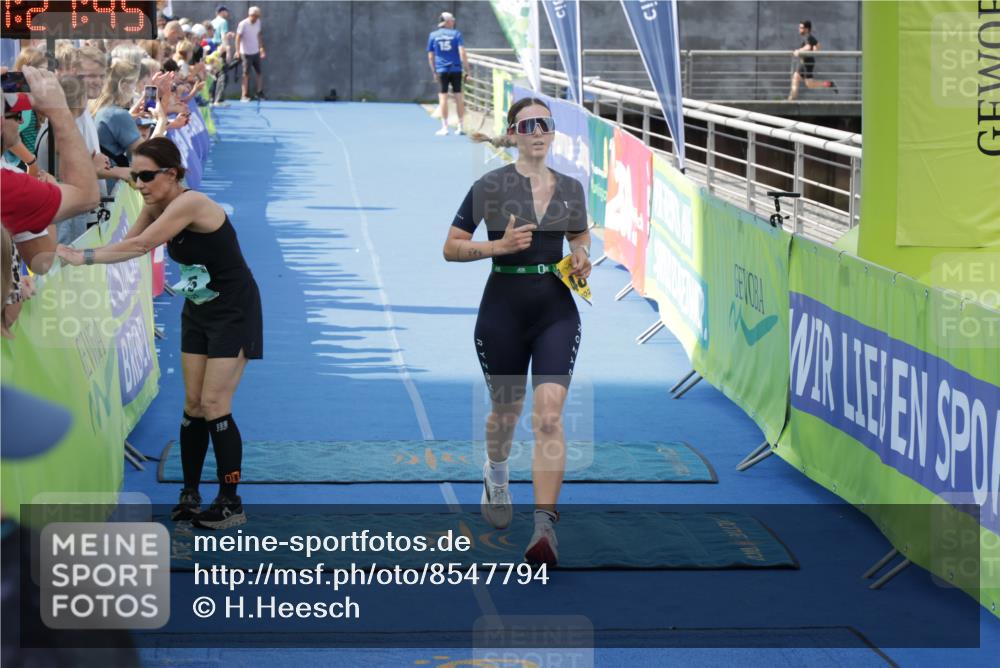 10.08.2025 - GEWOBA Citytriathlon Bremen H.Heesch http://msf.ph/oto/8547794 10.08.2025 11:31:27 Ziel 483 meine-sportfotos.de