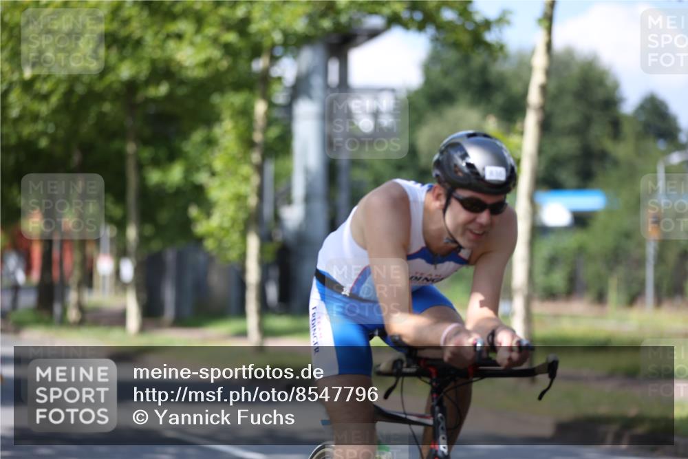 10.08.2025 - GEWOBA Citytriathlon Bremen Yannick Fuchs http://msf.ph/oto/8547796 10.08.2025 13:08:27 Radfahren 551, 552, 702, 768, 824, 836, 855, 859, 968, 980 meine-sportfotos.de