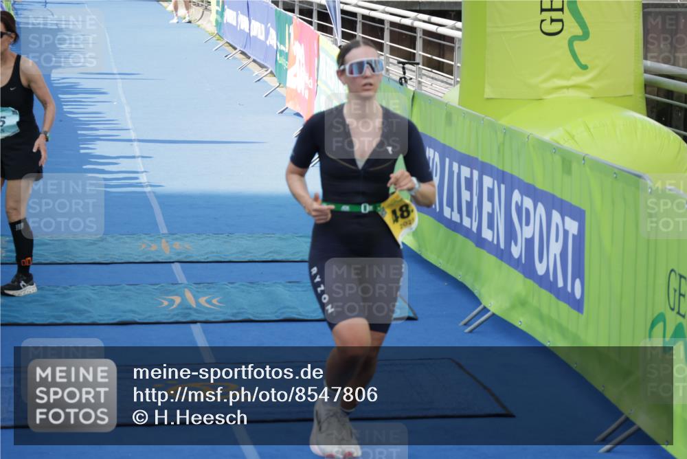 10.08.2025 - GEWOBA Citytriathlon Bremen H.Heesch http://msf.ph/oto/8547806 10.08.2025 11:31:28 Ziel 483 meine-sportfotos.de