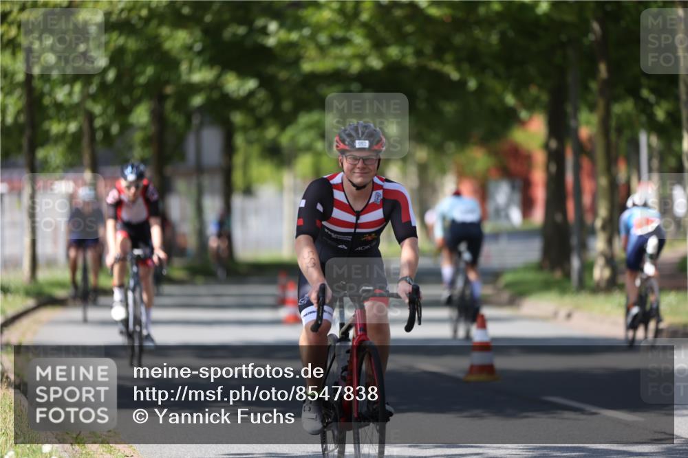 10.08.2025 - GEWOBA Citytriathlon Bremen Yannick Fuchs http://msf.ph/oto/8547838 10.08.2025 13:08:34 Radfahren 551, 552, 692, 702, 768, 824, 836, 855, 859, 968, 980, 1016 meine-sportfotos.de